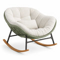 Fauteuil à bascule en rotin synthétique et tissu beige avec cadre en métal et pieds en bois